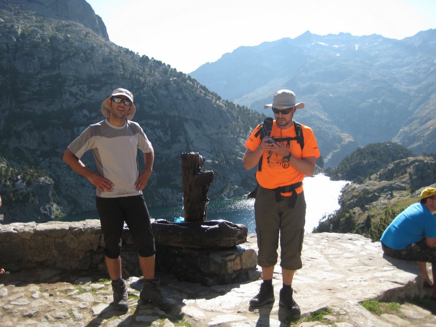 Rapaz y yo en la fuente del refugio Ventosa i Calvell