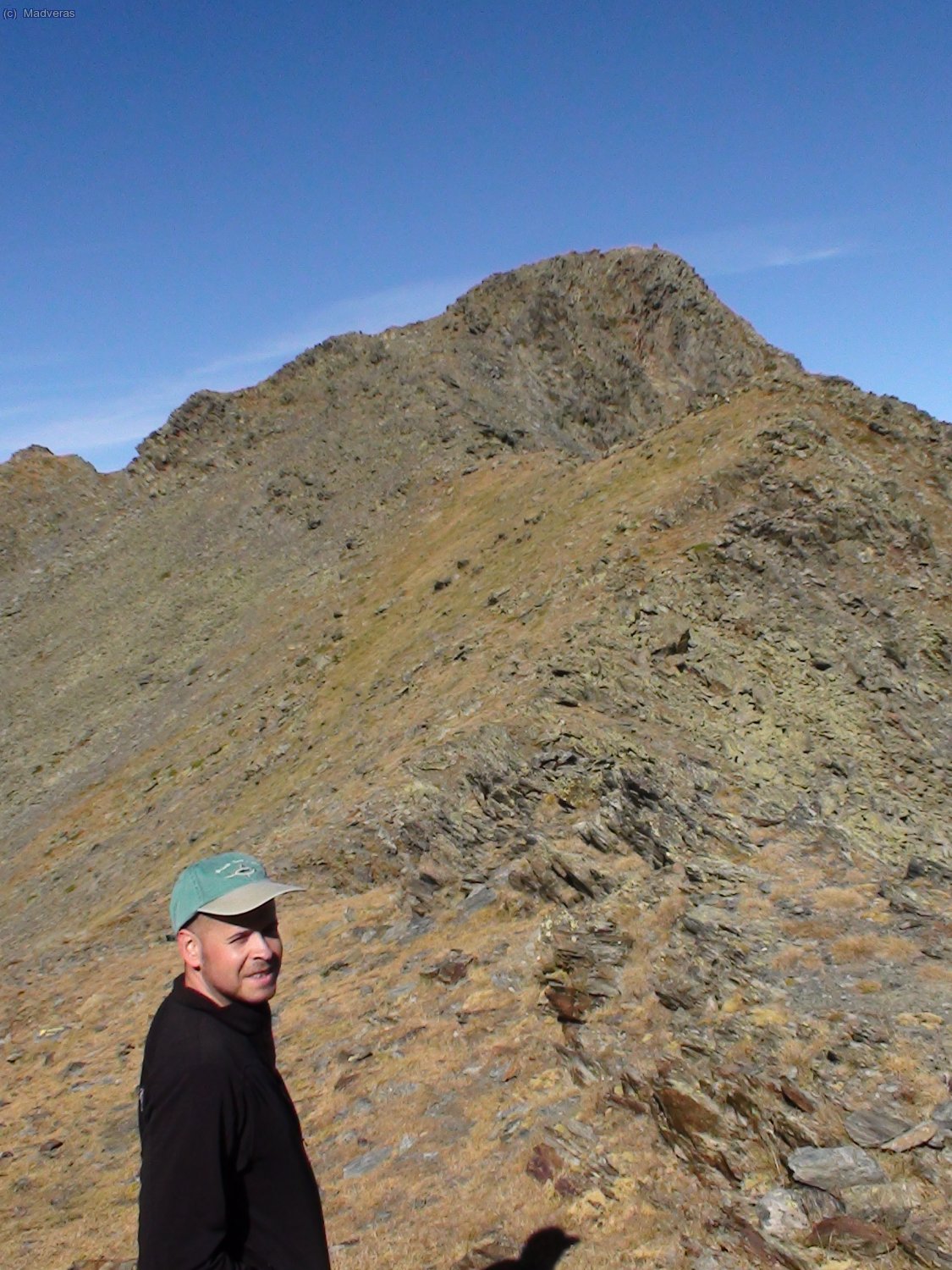 En el collado con el pico al fondo