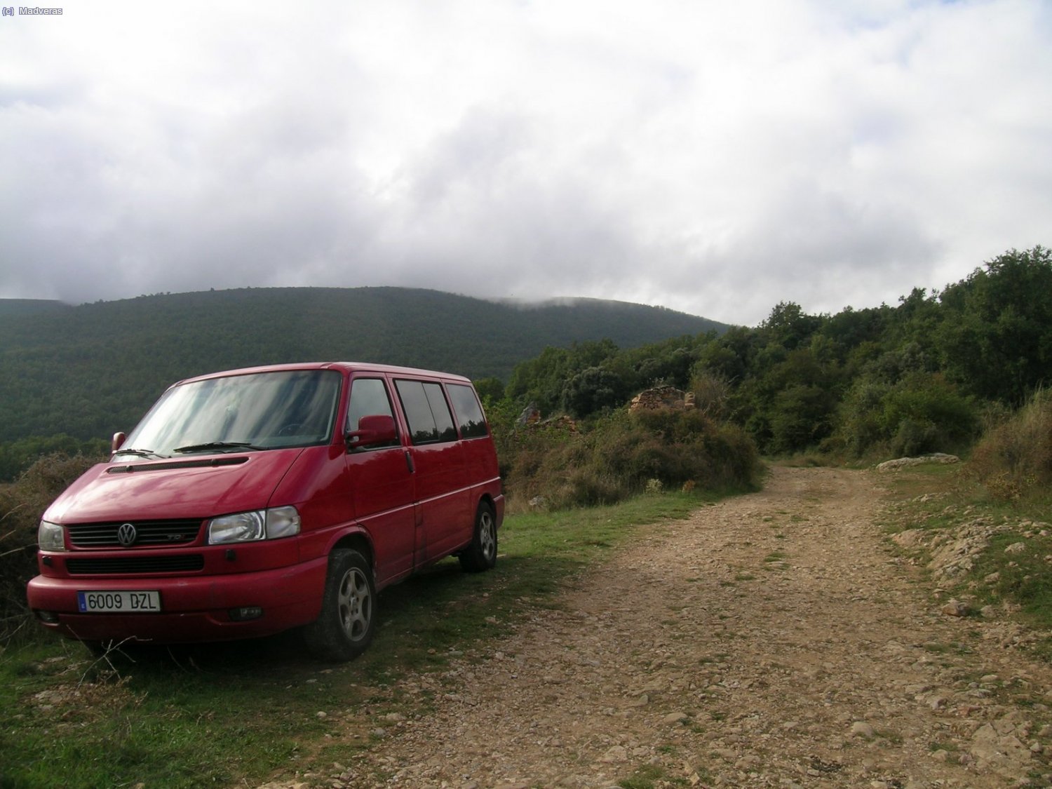 Dejo la furgo aparcada en la entrada de la pista del GR-1, al lado del Hostal Roig