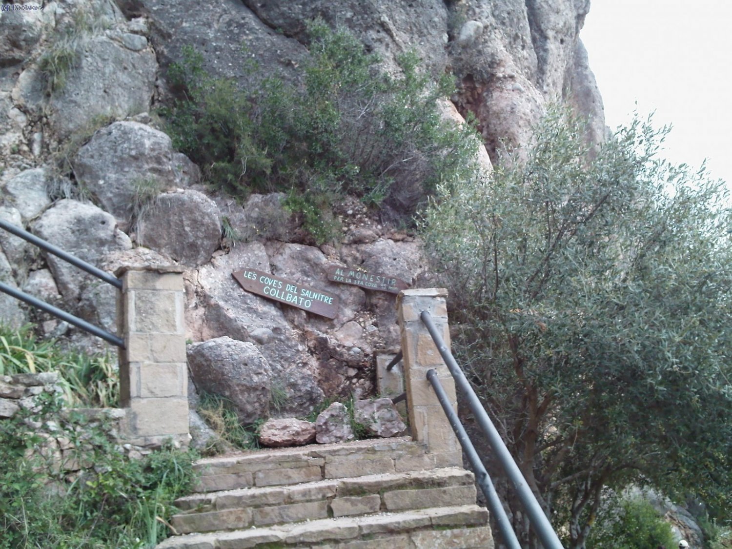 A la izquierda hacia las Cuevas, a la derecha hacia el monasterio