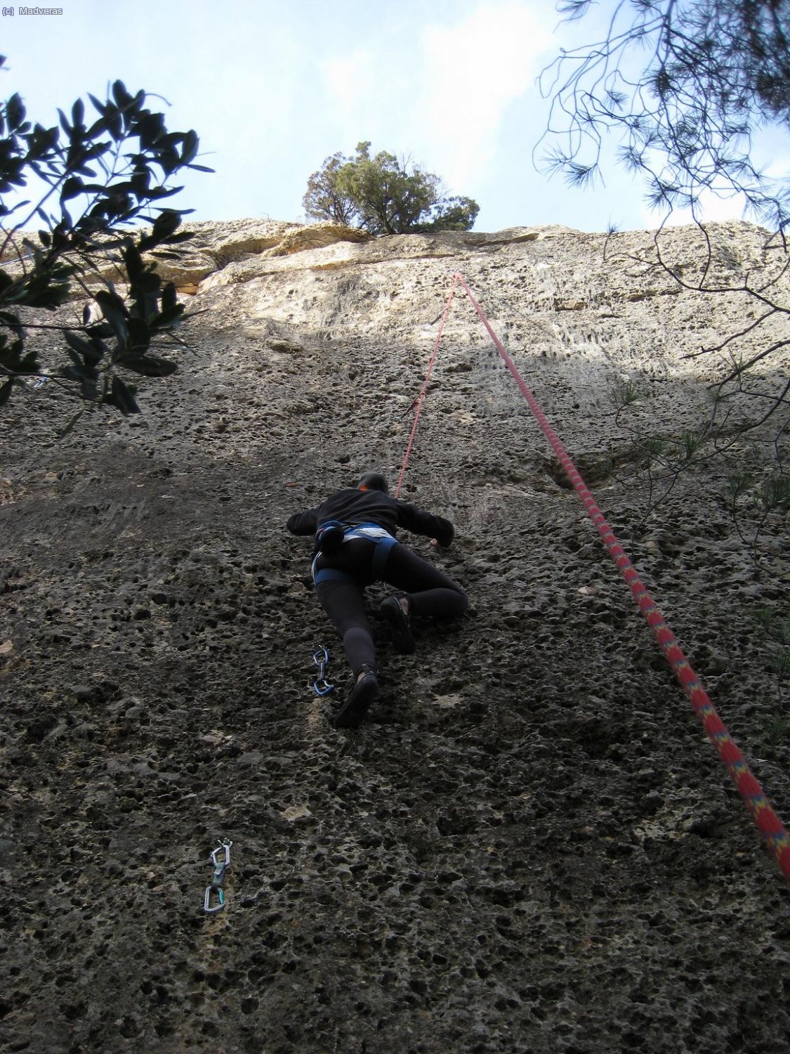 Almudena entavia en Cirera Tomaquera (6a)