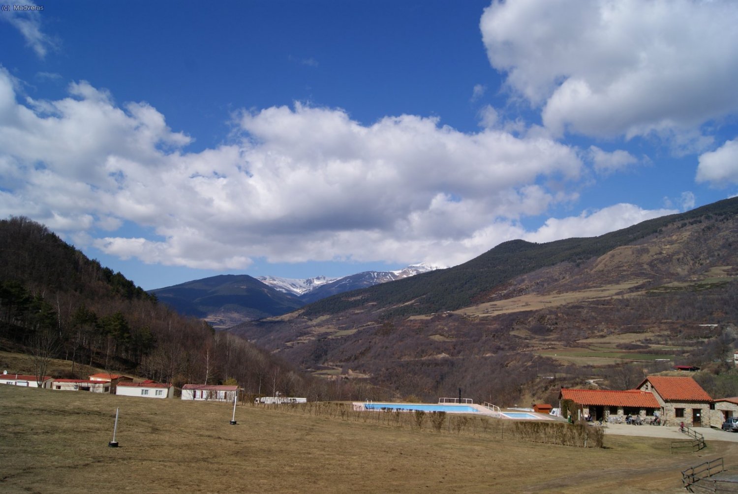 Camping de Pardines, al fondo se intuye el Puigmal entre nubes