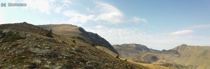 Panoramica con el Seturia y el Bassera a la izquierda, lo de la derecha tendria que mirar el mapa del Pallars para saber que es :p.... pero despu&eacute;s de tanto tiempo me pareci&oacute; estar en el paraiso ;)