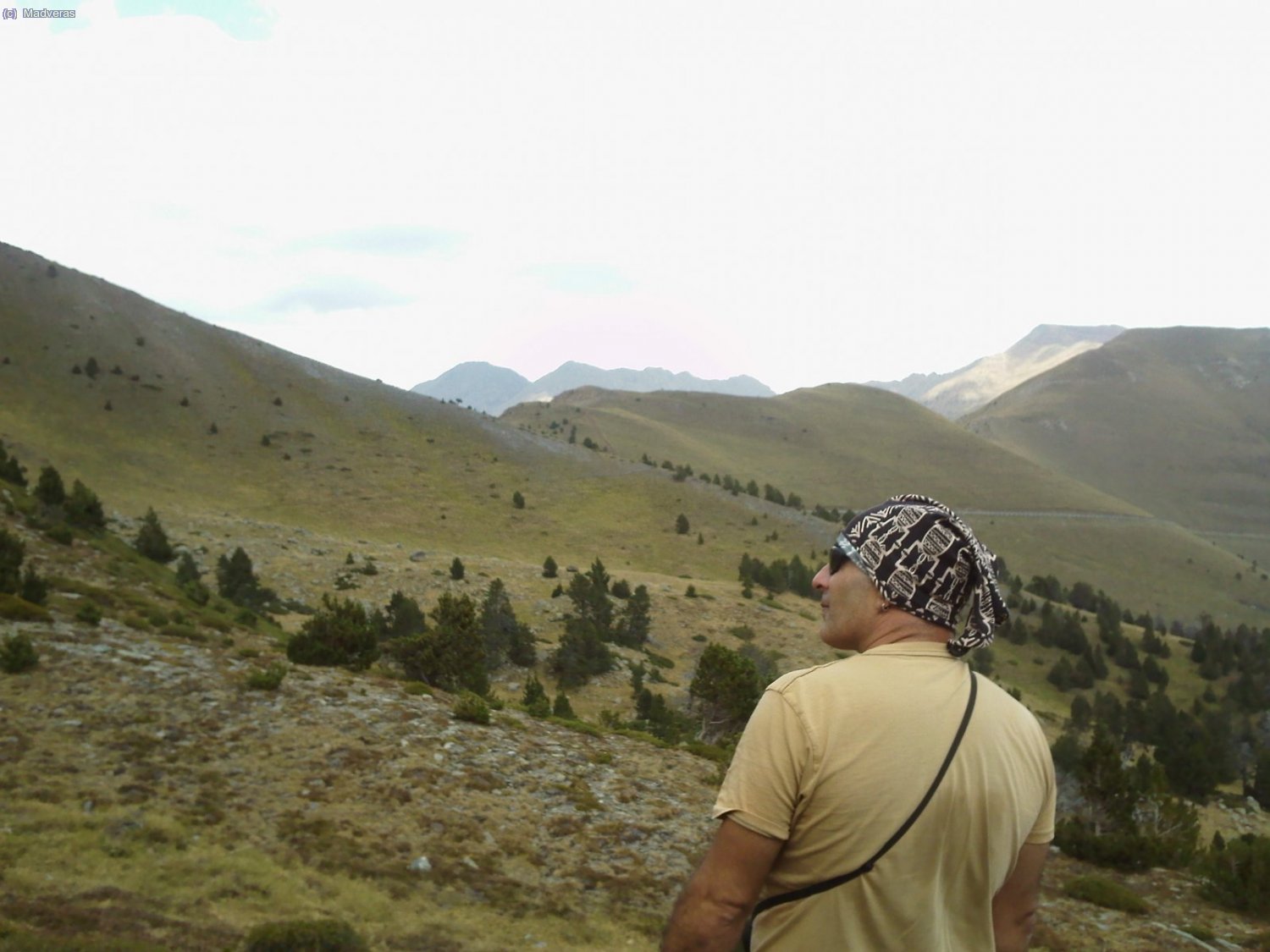 Speakbow contemplando la vuelta que hemos hecho. Al fondo ya se ve el collado de Cab&uacute;s