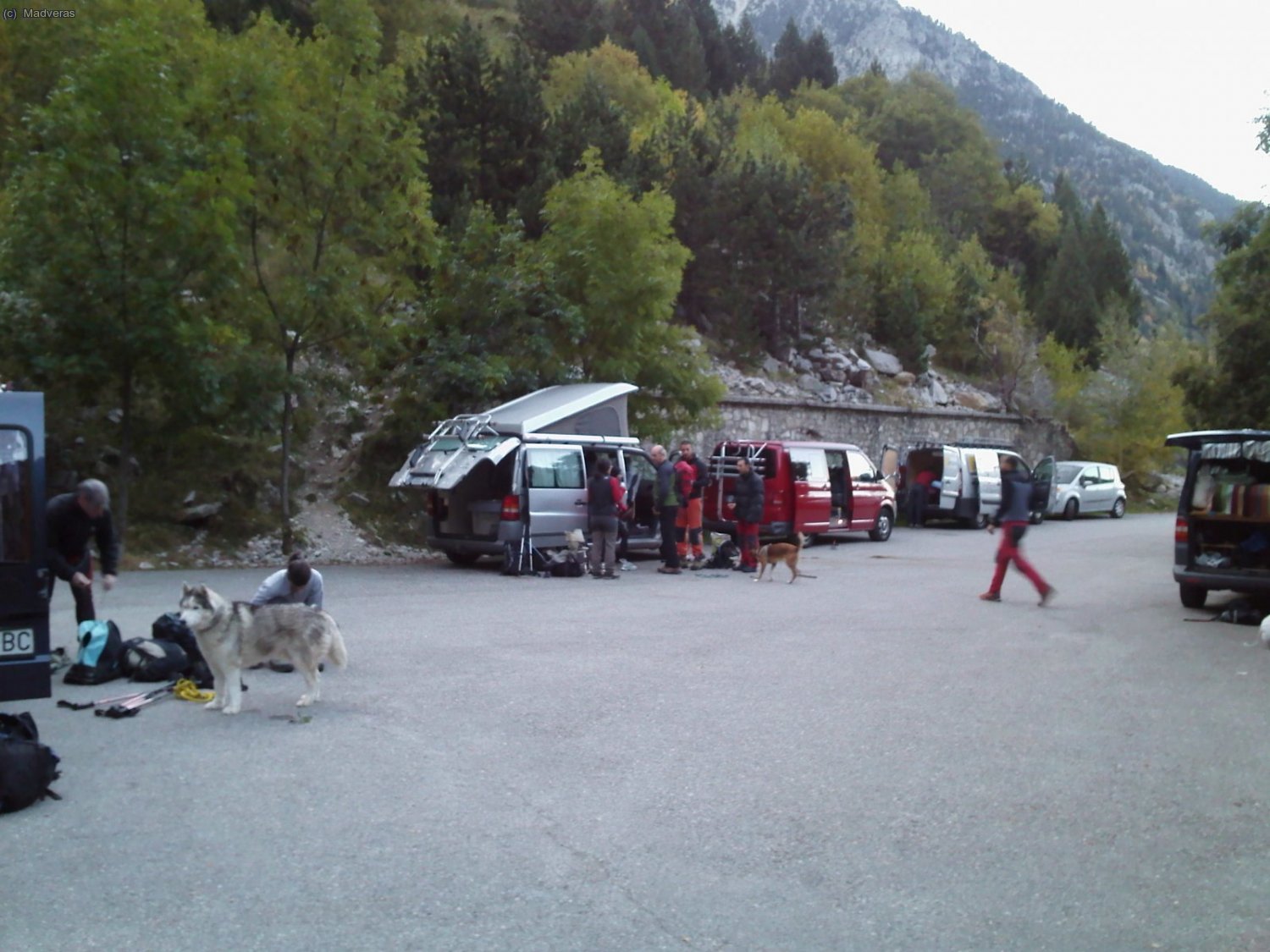 Preparandonos en el parking de Cavallers