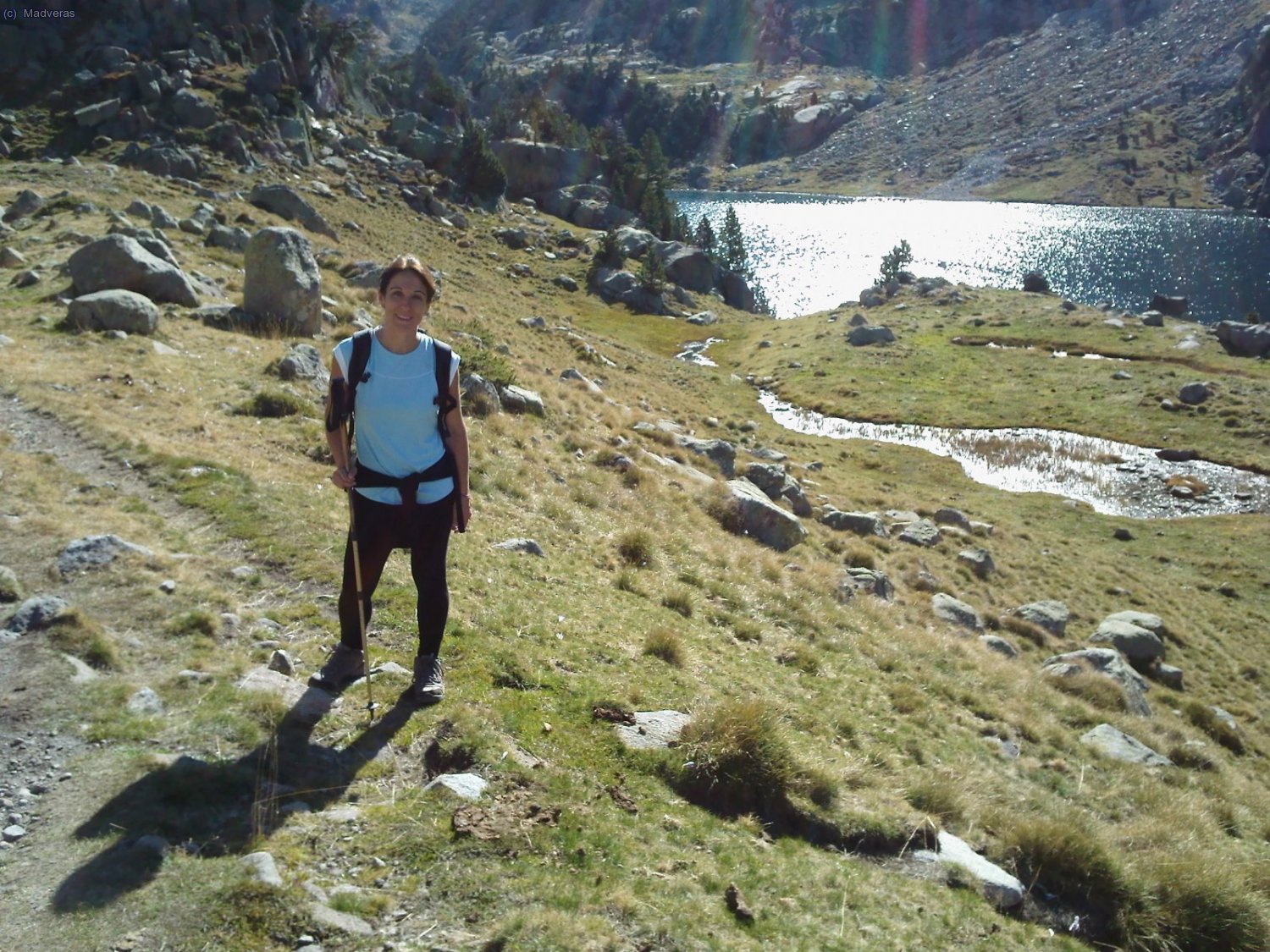 Montse delante del Estany Negre