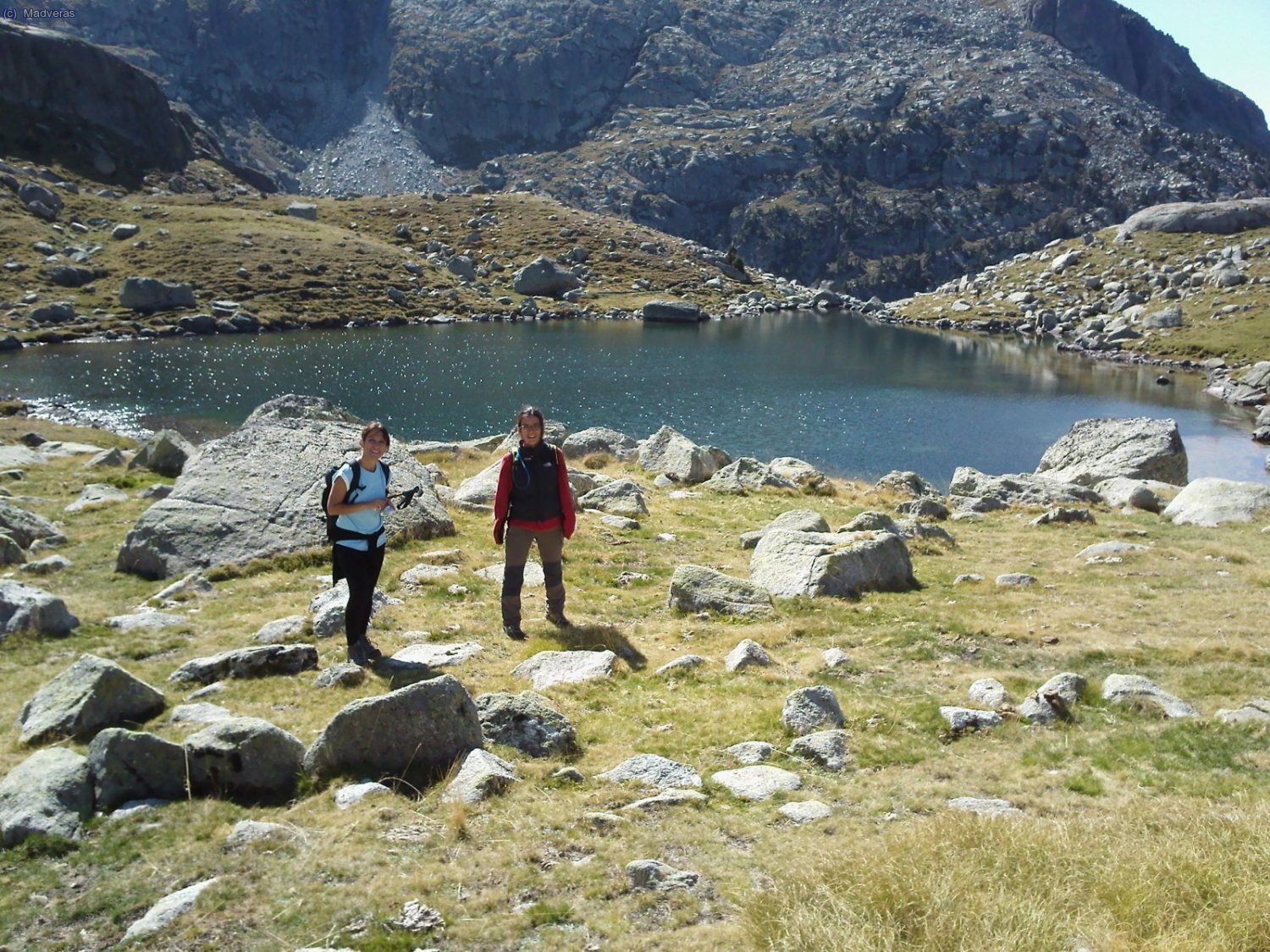 Montse y Elia en uno de los lagos