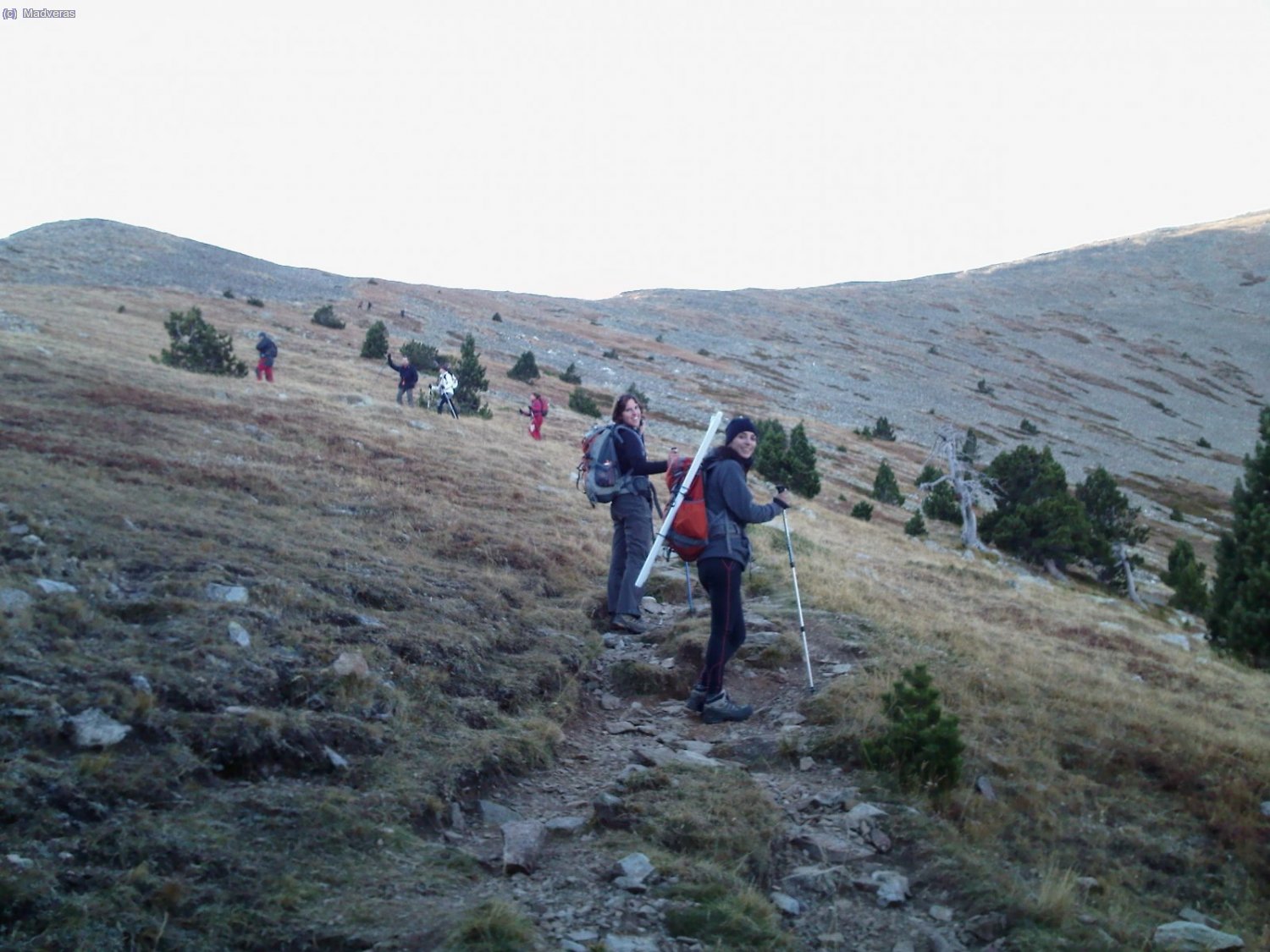 Primeras cuestas hacia el cordal de Barbet... y Mmaria2001 con la pancarta cual lanzero bengal&iacute;... jajaja