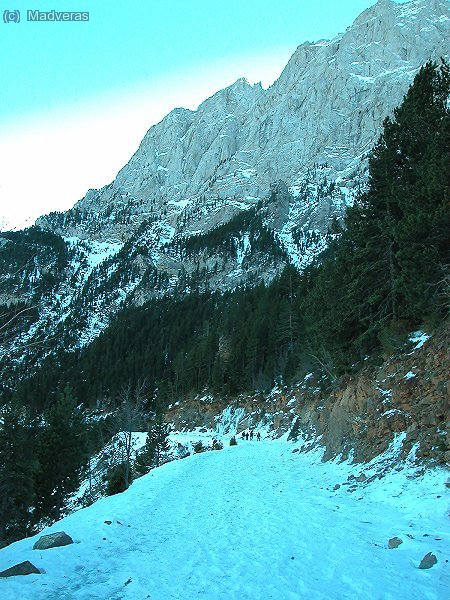 De vuelta al coche. Impresionante la pared del Pedra