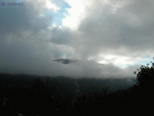 Eldia se levantaba con niebla y presagiaba que la roca iba ha estar mojada.