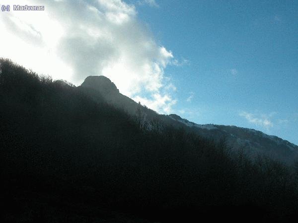 Les Agudes tras la niebla