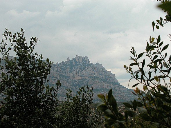 Montserrat bajo un mar de nubes