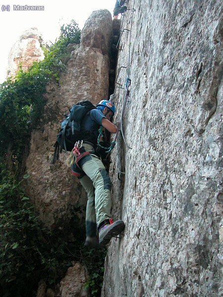 Farell iniciant la ferrata