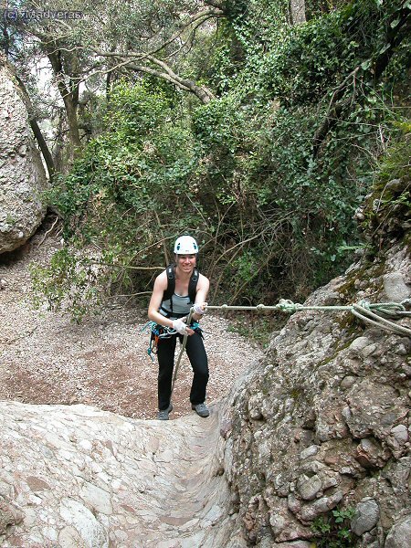 Nuria supera un tram equipat amb corda