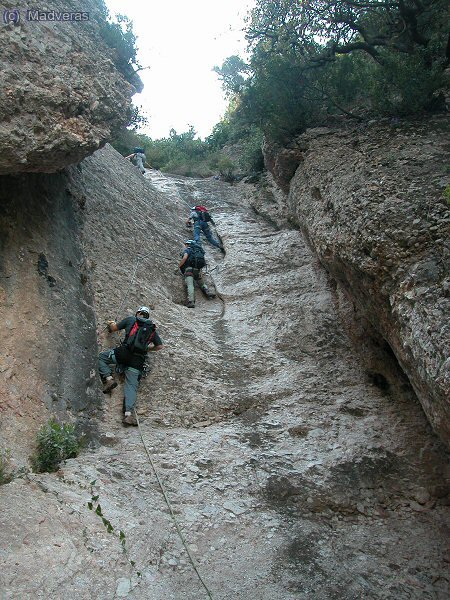 Tram equipat amb pedres y preses