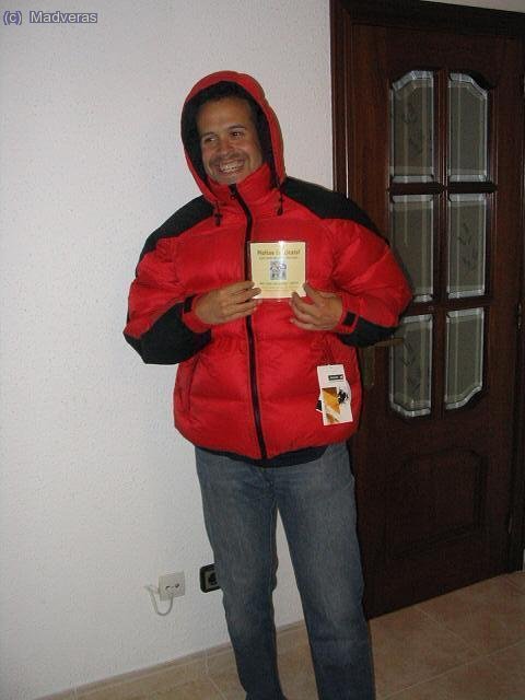 Todo ufano con el plumas y el cartelito que me hisisteis :)