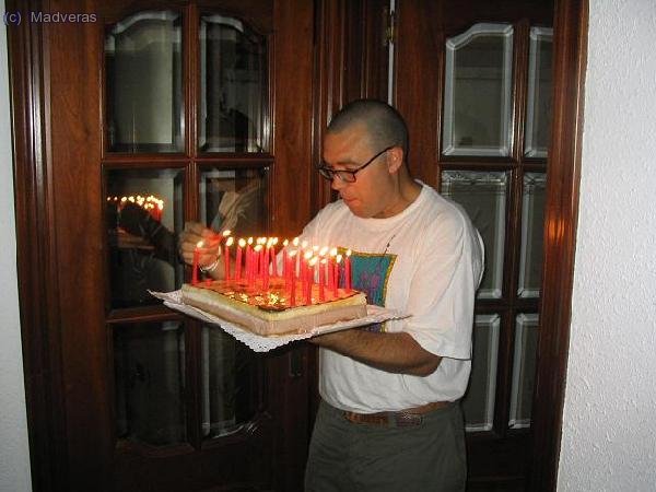 Y mirlo que sale con el pastel y las 31 velas.. que cabrones :&acute;)