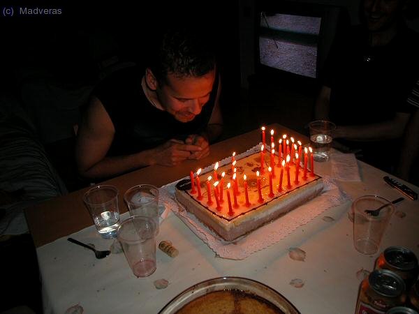 gjjjjj.. embobao mirando el pastelico