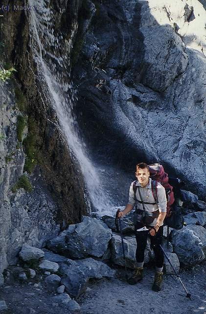 MadVeras de pujada al costat d&acute;un bonic saltir&oacute; d&acute;aigua.