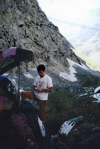MadEdu en el parking del parc dels Ecrins preparant la megamotxilla. No es veu pero al fons estava la Barre des Ecrins.