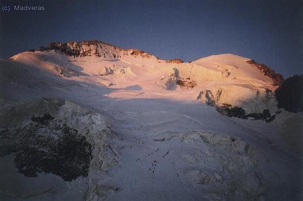 OOOOOHHHH!!! Els Ecrins amb les primeres llums del dia. No us perdeu la filera de formigutes (gent) que s&acute;enfila muntanya amunt.