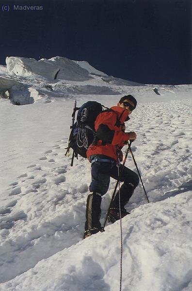 MadEdu pujant i damunt seu els amena&ccedil;adors seracs.