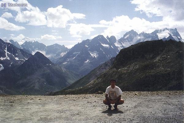 Des de la carretera el MadEdu amb el massis dels Ecrins al fons.