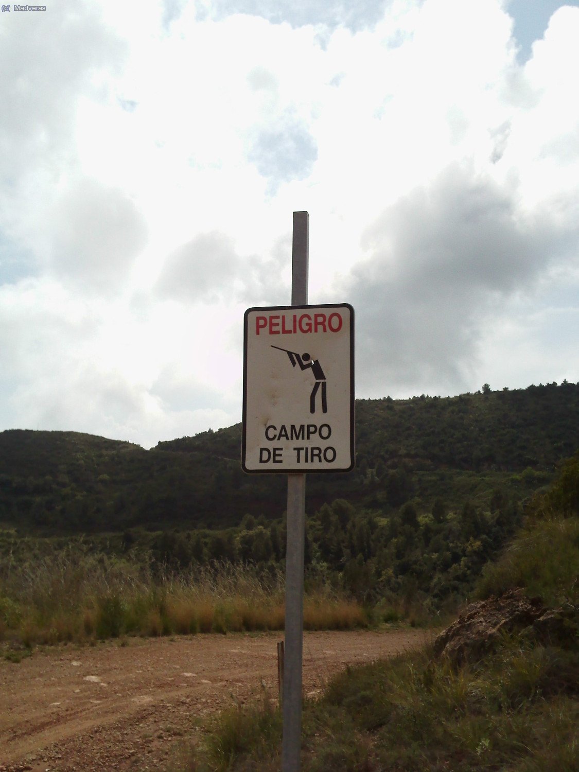 aunque hace tiempo que est&aacute; clausurado, siguen los carteles 