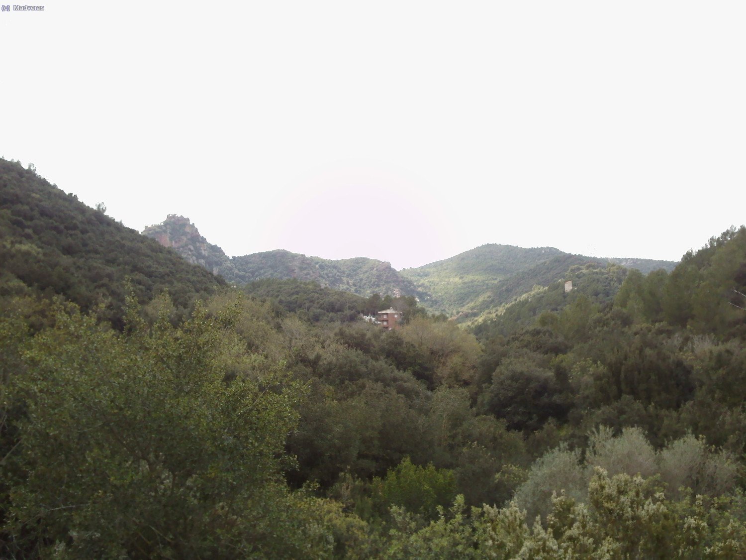 Esa "casita" esta en un lugar privilegiado. Al fondo el Castell d