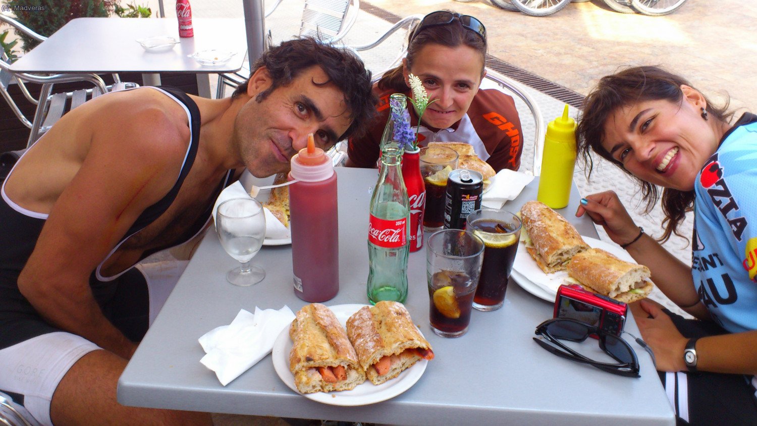 Recuperando furezas en el pueblo de Angl&eacute;s despues de 75Km del tir&oacute;n...juas  