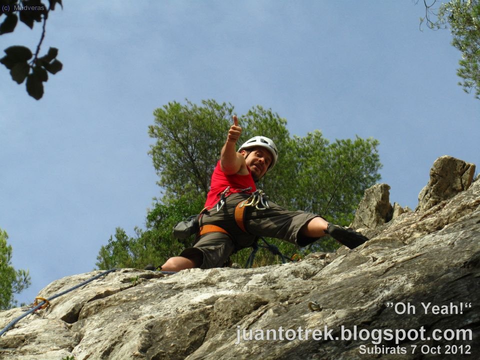 Despu&eacute;s de encadenar el primer 6a del d&iacute;a (6a muy cogidito con pinzas... yo lo decotar&iacute;a... quinto pelao :p ) foto: Juanto Fernandez (http://juantotrek.blogspot.com.es/2012/10/escalada-en-subirats.html)