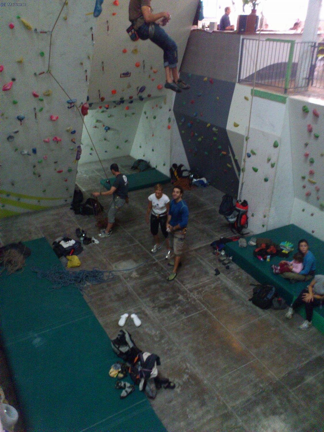 Rafa y Yolanda charlando... eeeeeeh! que aqui hemos venido a escalar!!!