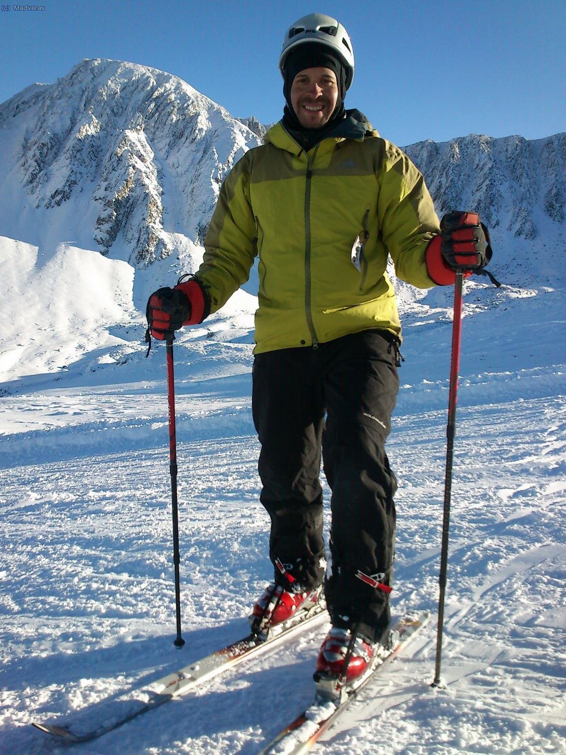 el casco, torcido... como siempre XDDD 