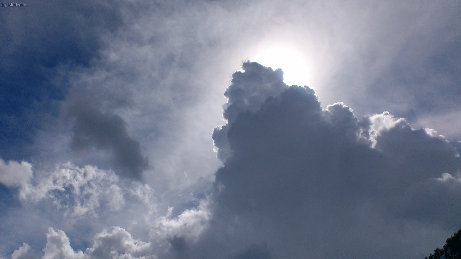 Van comen&ccedil;ar a creixer uns nubols impresionants... per sort van descarregar a Setcases, a Vallter vam gaudir de un dia esplendid