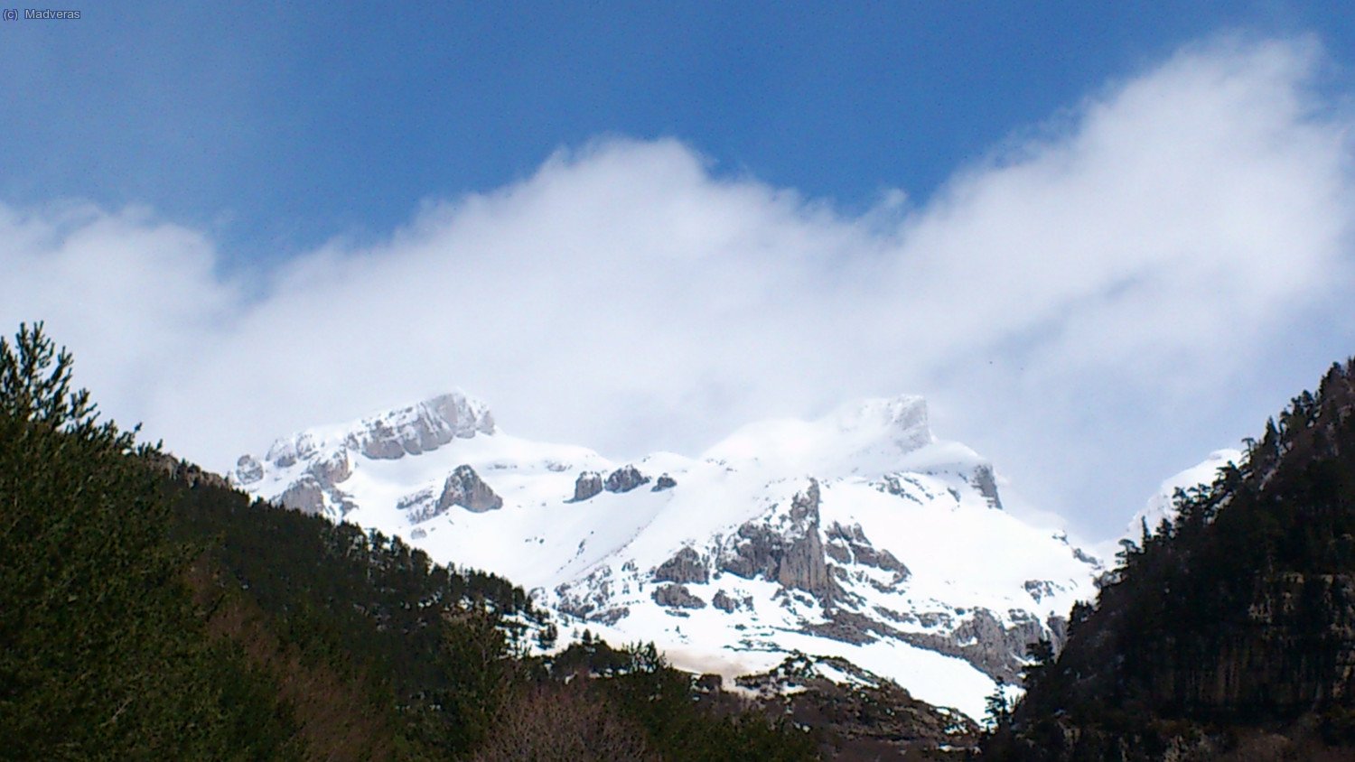 Els nubols anaven pasant... ara feia sol, ara nevava,... ara fotia... vent.... primavera ;)
