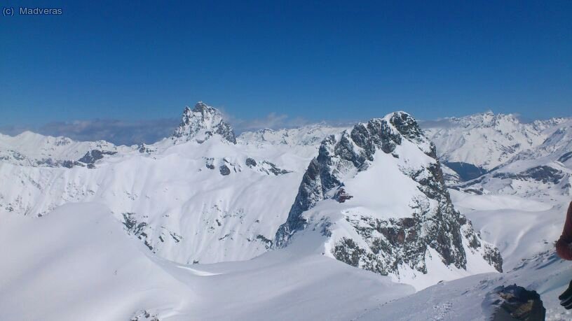 Des de el cim del V&eacute;rtice, les impresionants figures del Midi d