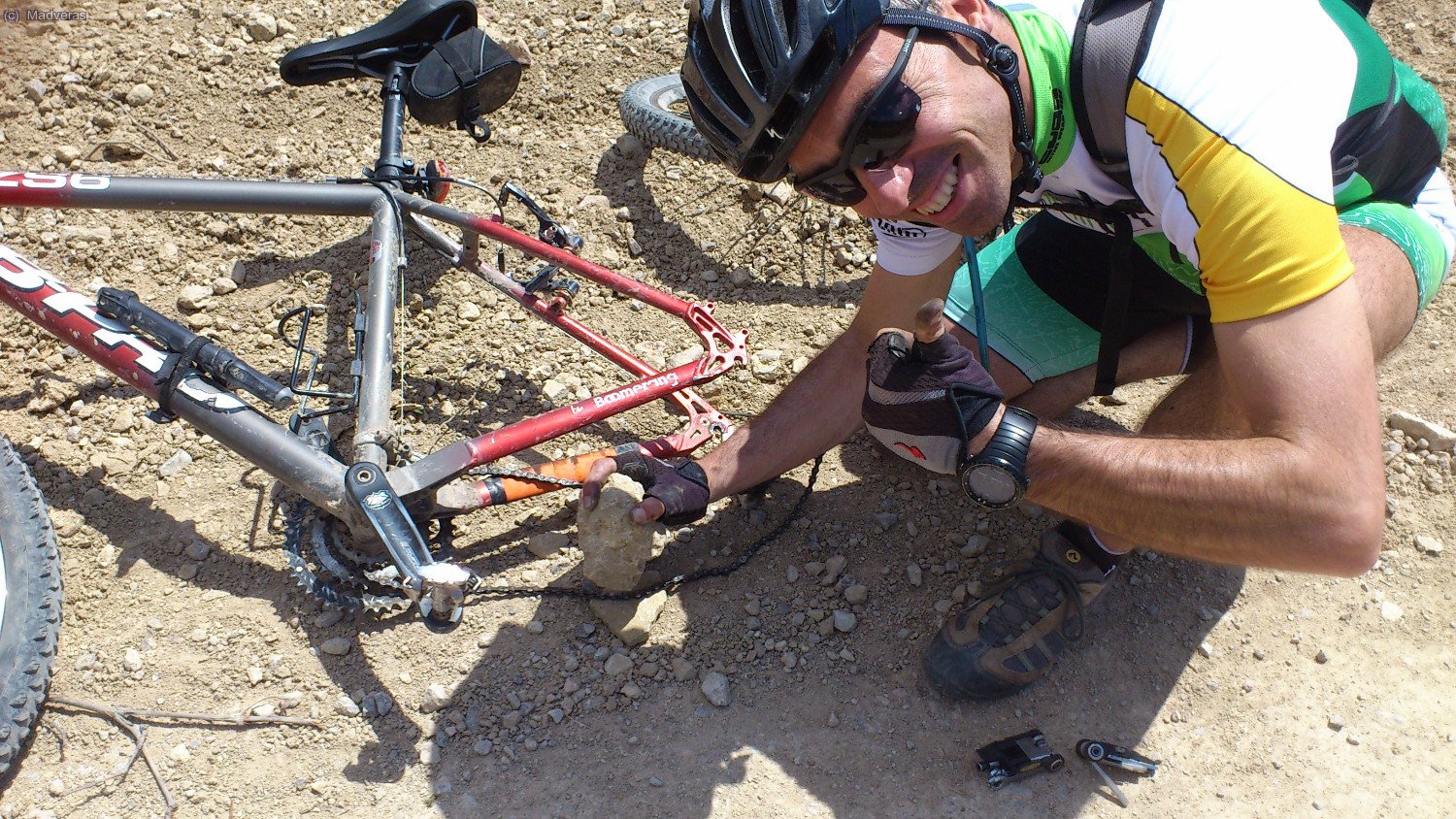 Tecnologia punta per a reparar la @#@## cadena ... y ha functionat! .. si m&eacute;s no he pogut arribar...jejeje 