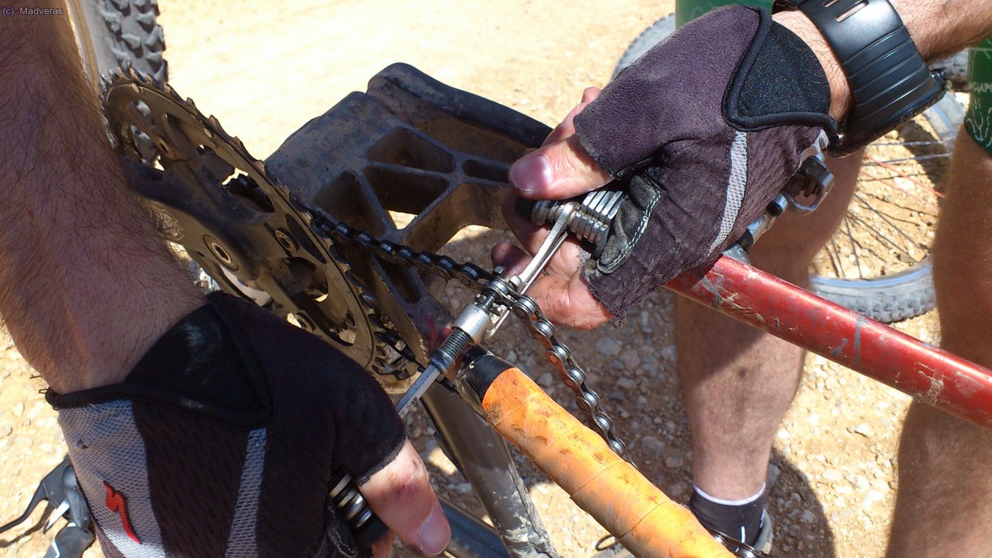 I en el punt m&eacute;sallunyat de la ruta... patam!... la cadena a petat :S  ... primer pete...