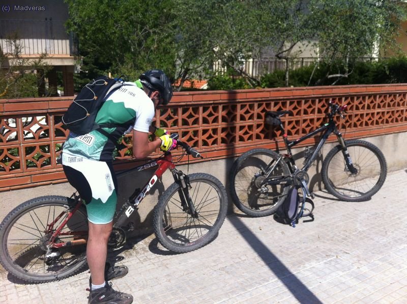 "a ver, que miro el GPS... que no se ni pordonde hay que ir..."