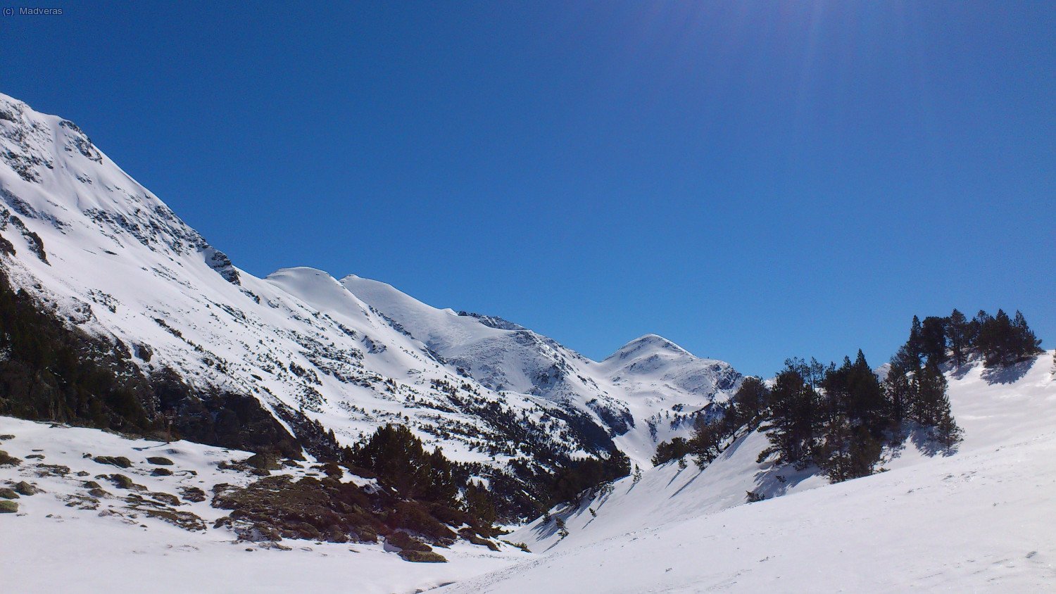 Detras nuestro vemos el Fontblanca, donde han ido nuestros compa&ntilde;eros.

Yo aun no tengo nivel para ese monta&ntilde;&oacute;n y Traba me ha acompa&ntilde;ado hacia el Arcal&iacute;s 