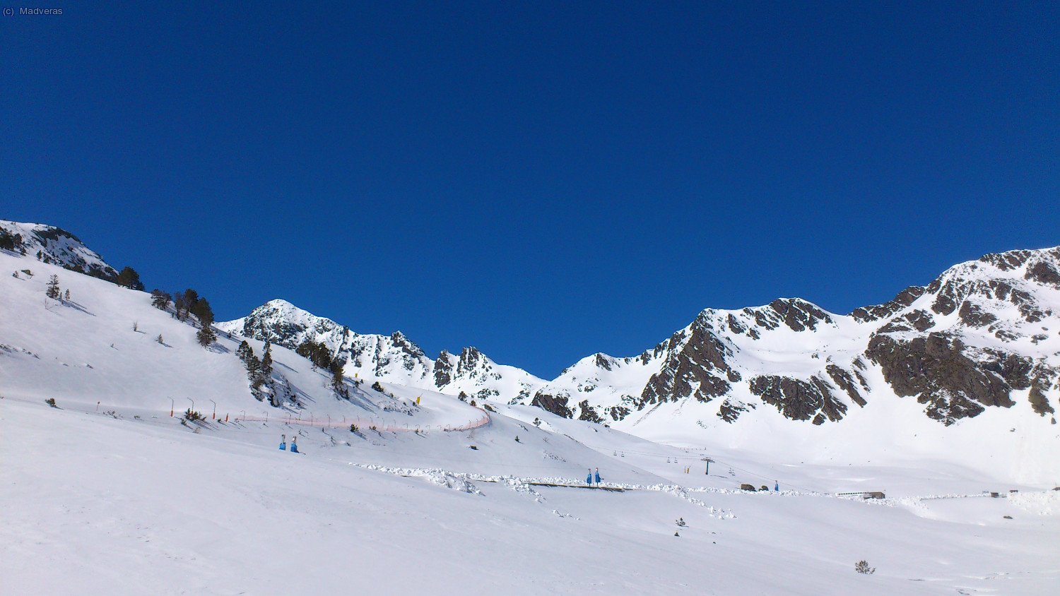 Esta la Coma de nieve que parece un ferbero de un a&ntilde;o normal de nieve... la diferncia es que no hay nadie porque laspistas estan cerradas jijij pero podrian estar perfectamente abiertas de tanta nieve que hay