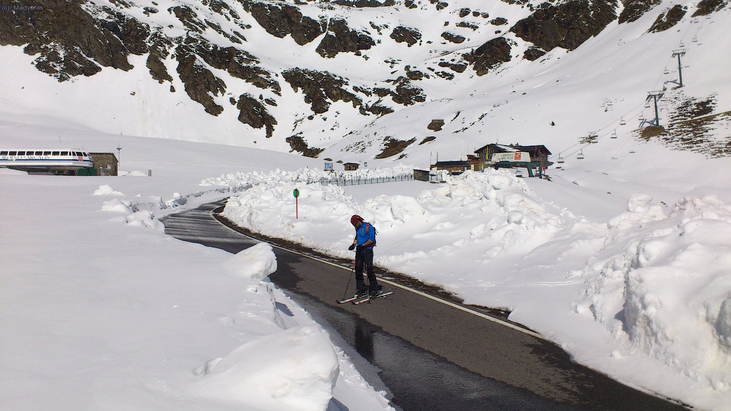 Ni para cruzar la carretera nos quitamos los esquis jajajajaj