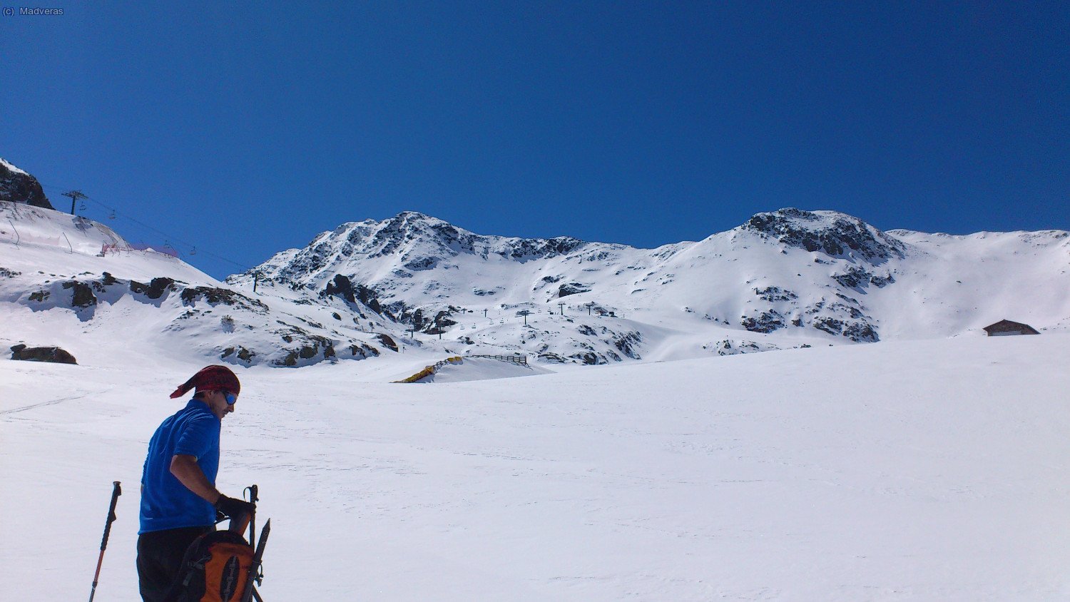 Al fondo nuestro objetivo... el bo&ntilde;igo de en medio. A la izquierda queda el Pico de Arcfalis, pero su cresta esta miaja yey&eacute; para hacerla ahora