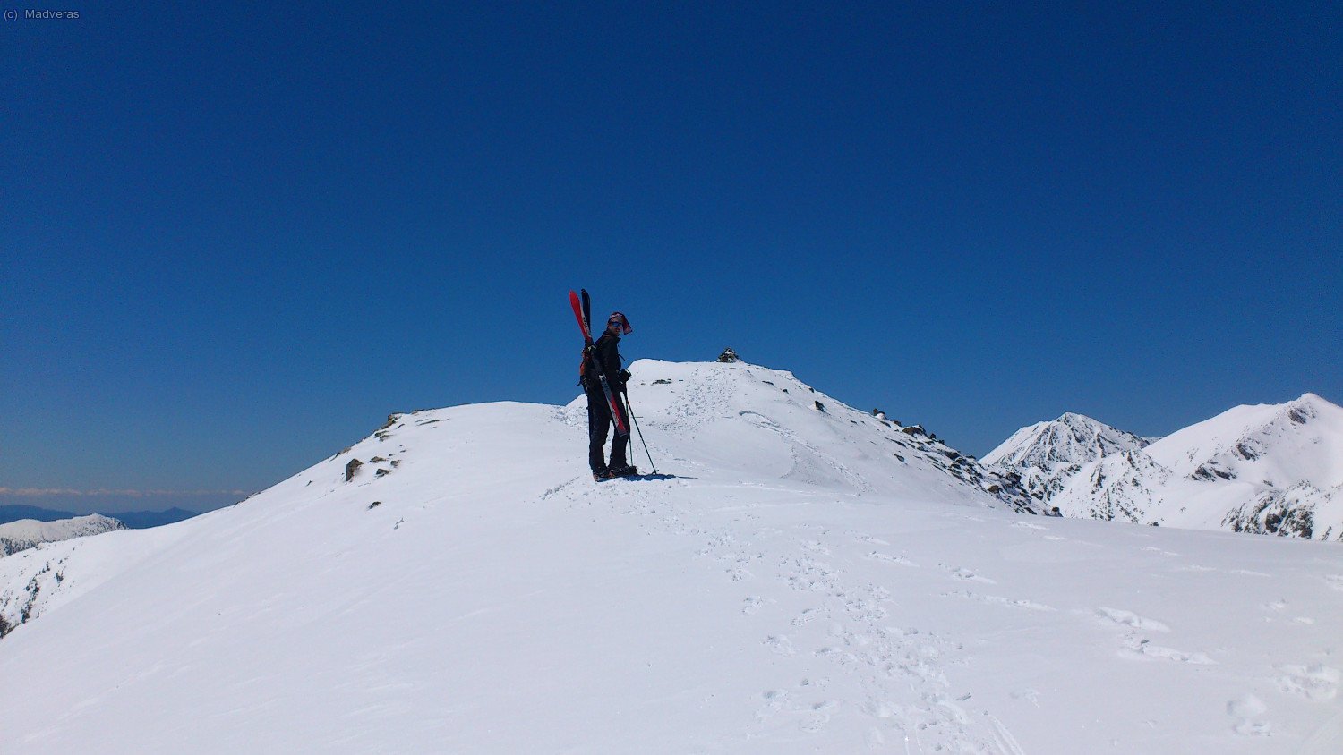 Traba llegando a cima, ya con los esquis en la chepa