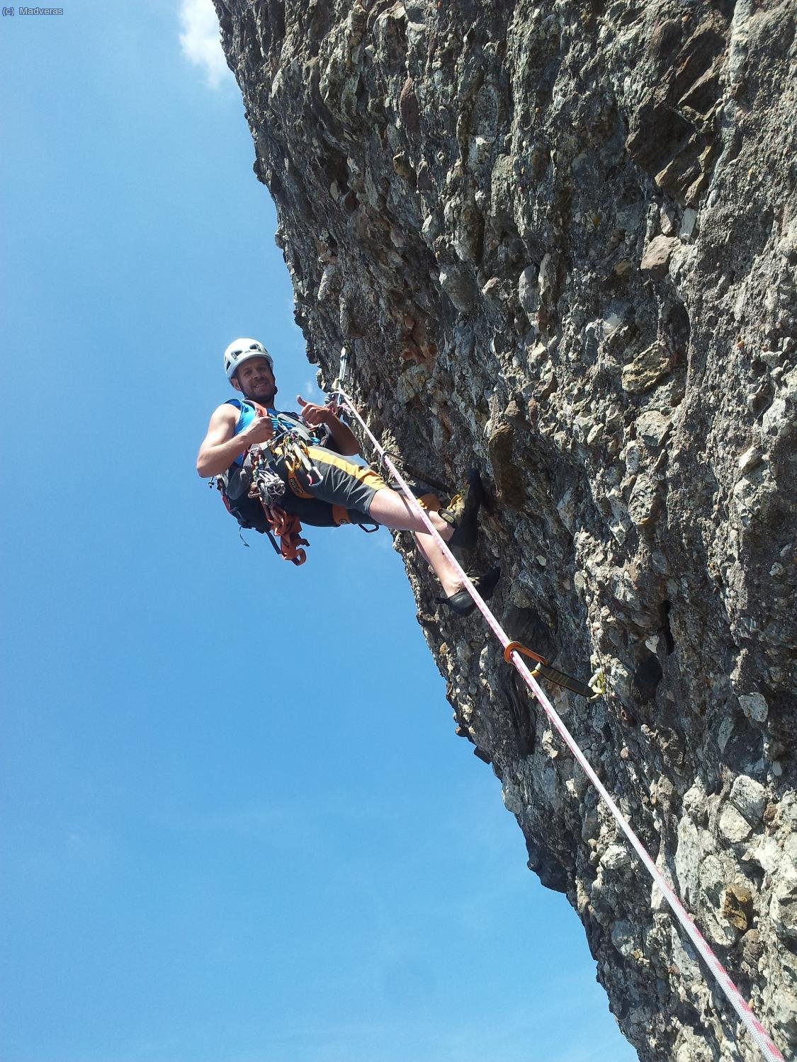 En el tram més duret del L5 (V+), posando pa la foto ... i així descanso :p jajajaja