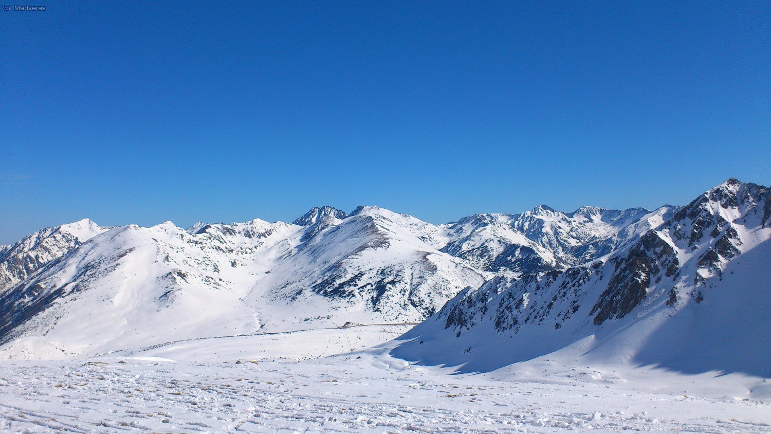 Puigpedrós de Lanós al fons ... pero molt al fons.... :p