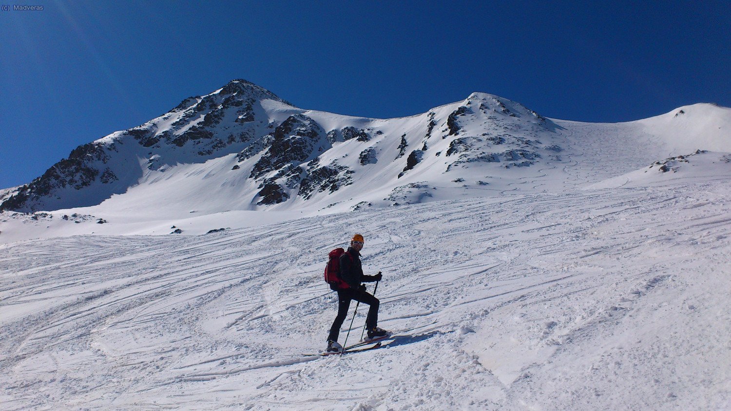 En Marc amb el cim i la pala que vam baixar derrera seu