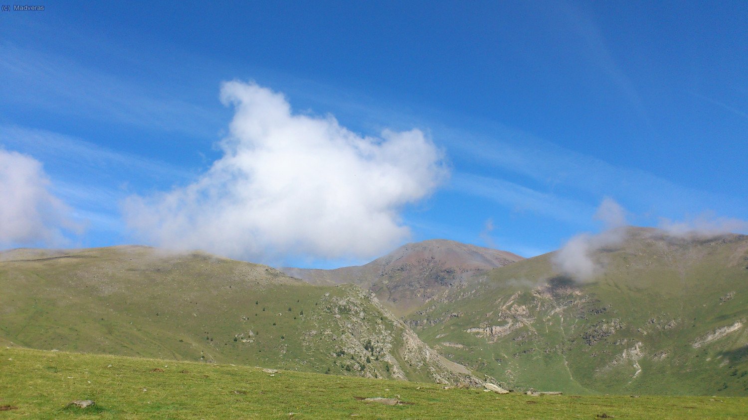 Empezamos el dia con pocas nubes, ahí delante el Puigmal