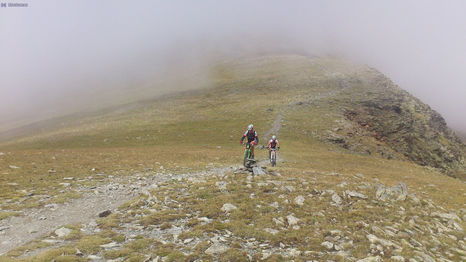 De bajada nos encontramos con la gente de Monbike, que bajaban con las btt