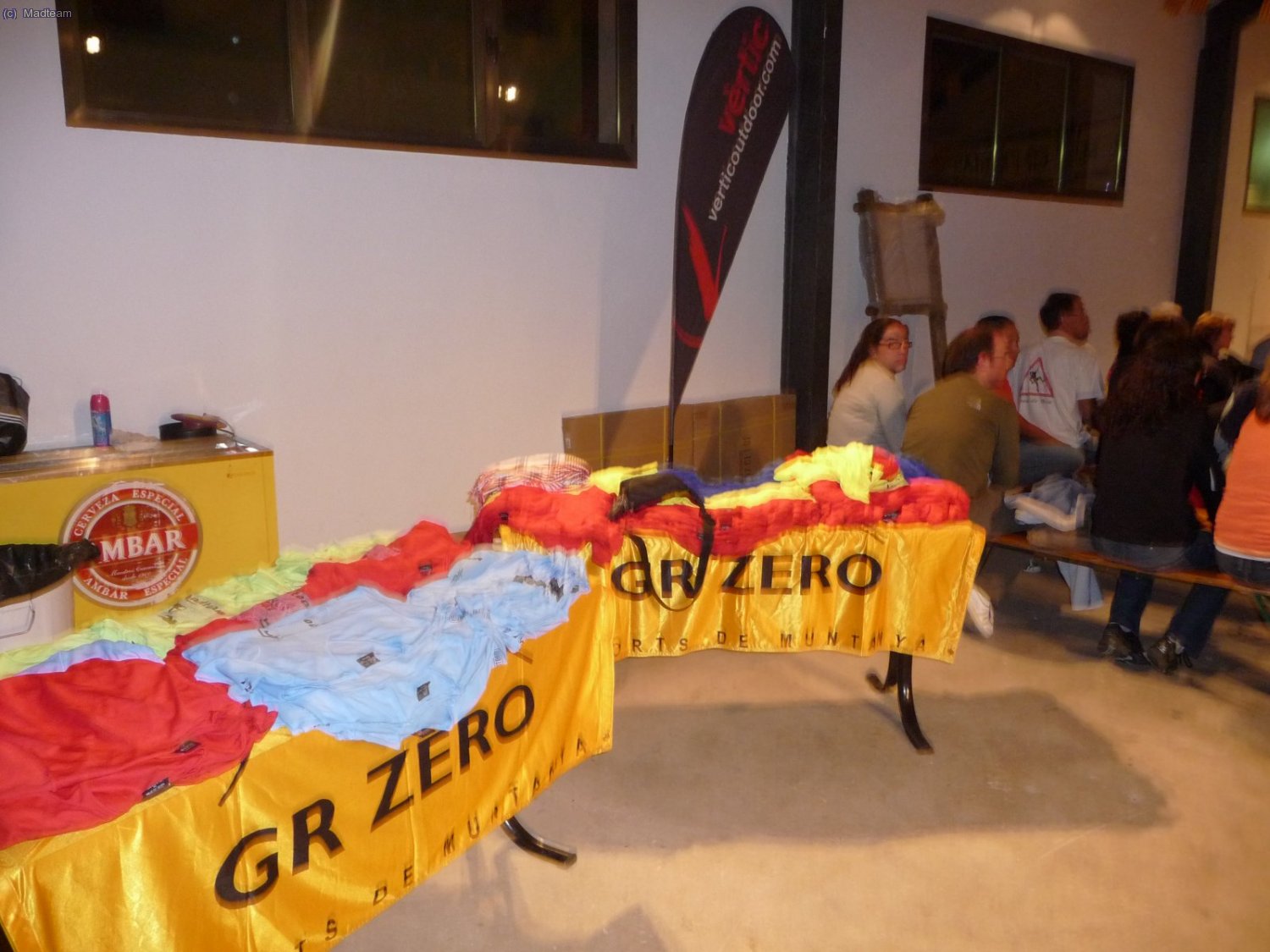 La paradita de las camisetas de madteam con las pancartas de GR-Zero y la bandera de Vertic